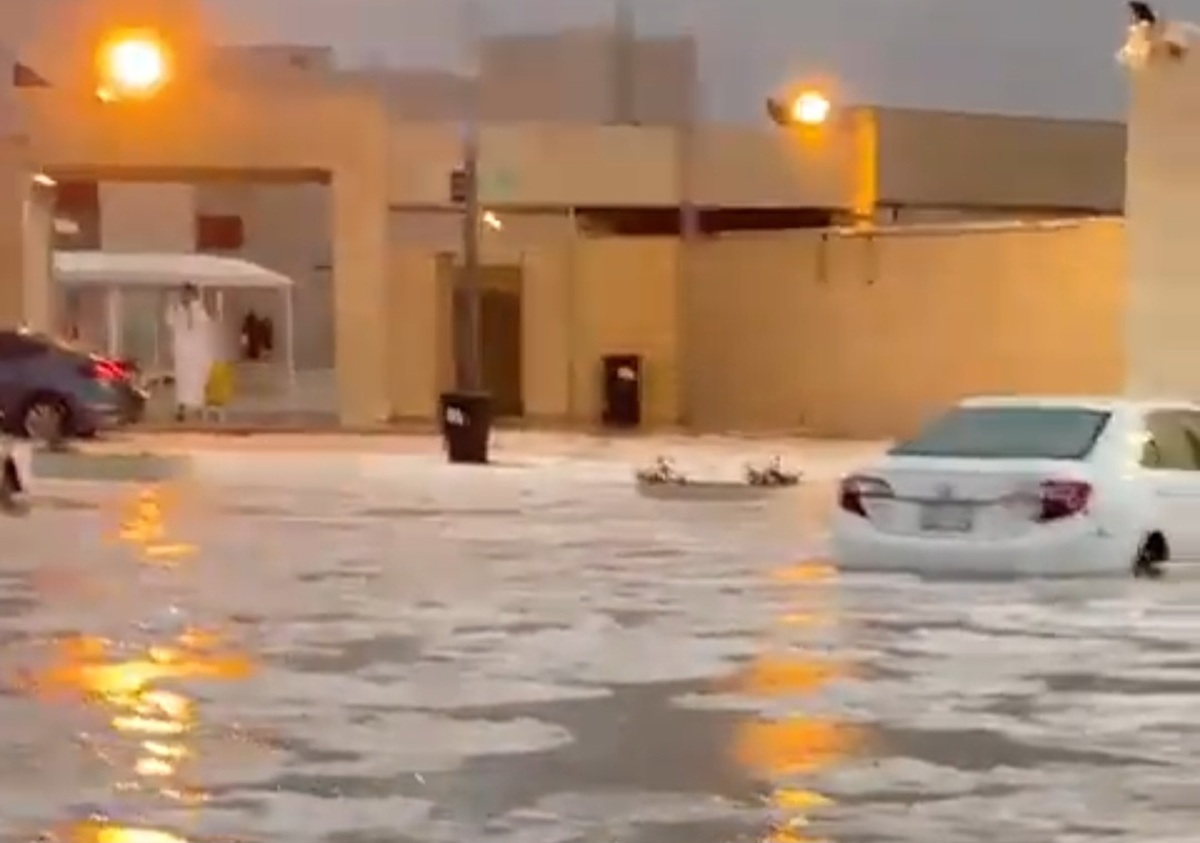 تصاویر باورنکردنی از آب و هوای غیرعادی در عربستان | وضعیت عجیب طائف در مجاورت مکه و حومه ریاض را ببینید + ویدئو