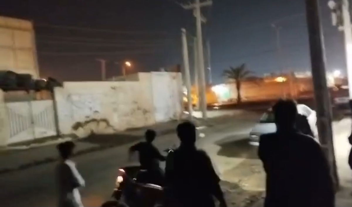 نزدیک‌ترین ویدئو از محل درگیری‌های امشب در چابهار ؛ صدای ممتد تیراندازی | حمله تروریستی به ۳ مقر نظامی در راسک و چابهار ؛ تروریست‌ها قصد ورود به مقر سپاه را داشتند