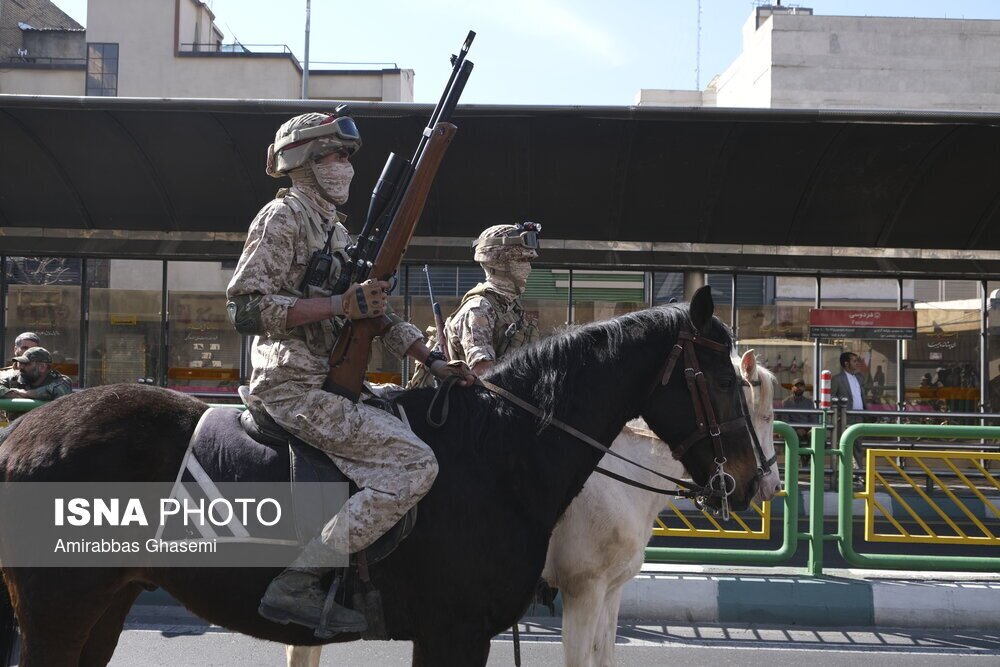 تصاویر یگان اسب سوار با اسلحه و شمشیر در خیابان‌های تهران