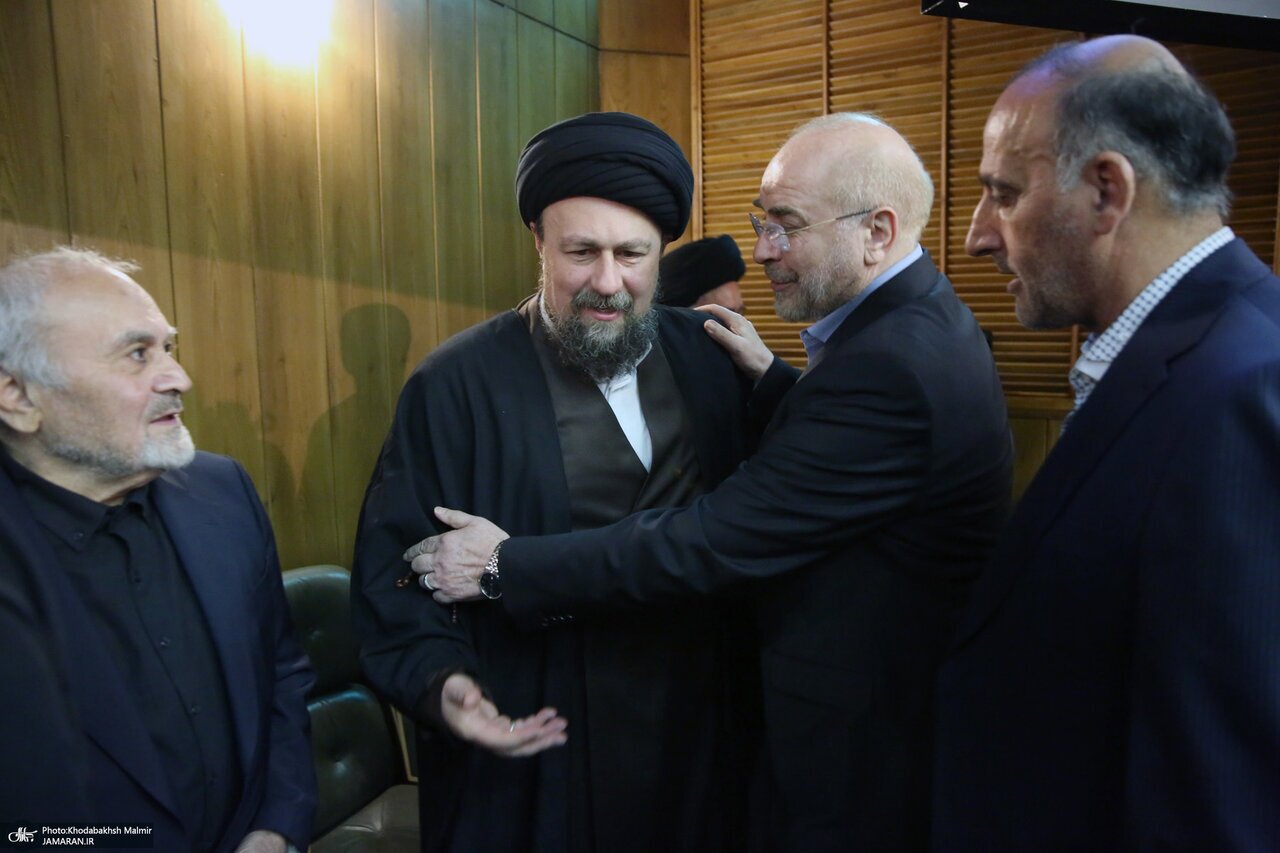 تصاویر دیدار قالیباف با اعضای خانواده امام خمینی در یک مراسم خاص | هم نشینی قالیباف با سید علی خمینی ؛ در آغوش گرفتن سید حسن خمینی توسط قالیباف
