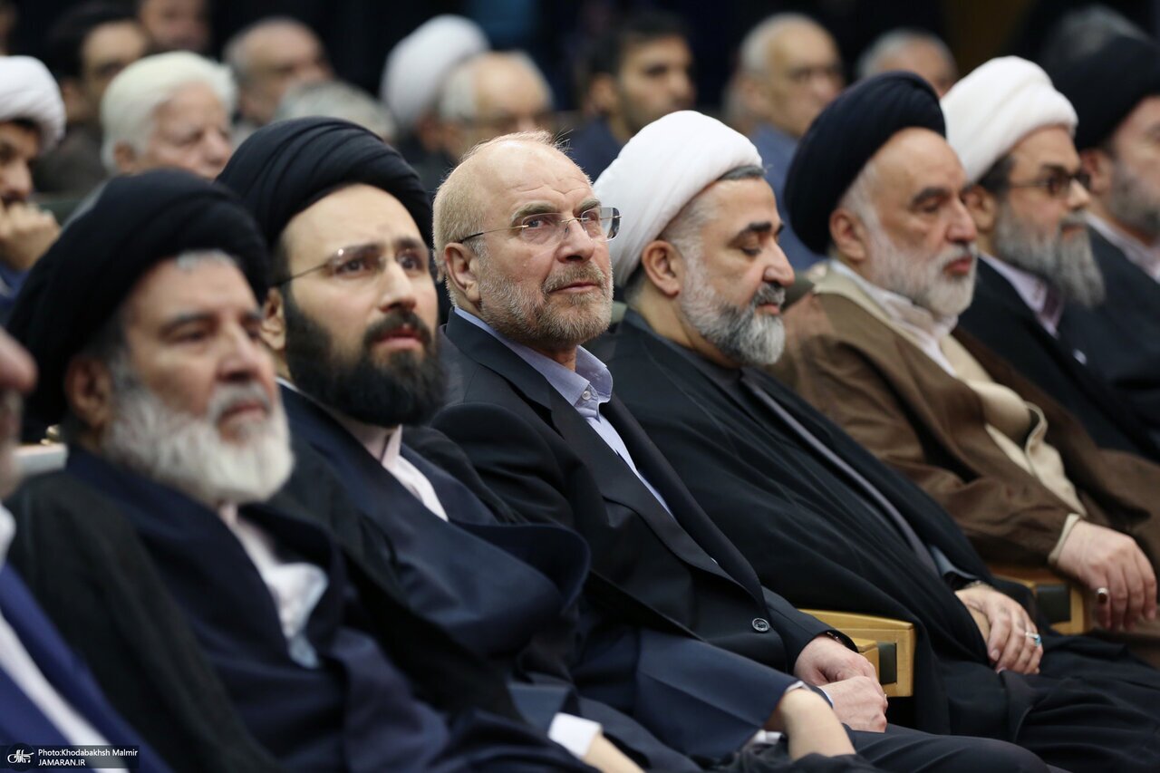 تصاویر دیدار قالیباف با اعضای خانواده امام خمینی در یک مراسم خاص | هم نشینی قالیباف با سید علی خمینی ؛ در آغوش گرفتن سید حسن خمینی توسط قالیباف