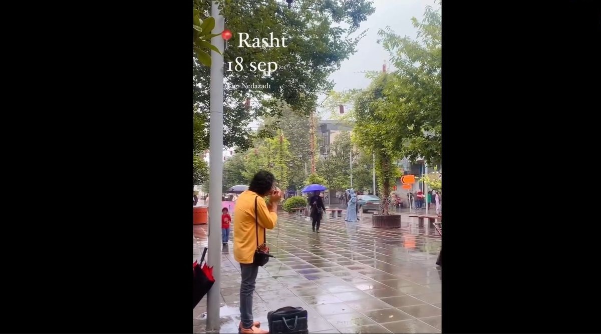 اجرای خیابانی آهنگ آنشرلی در هوای بارانی رشت با سازدهنی + ویدئو | هنرنمایی جوان گیلانی را ببینید