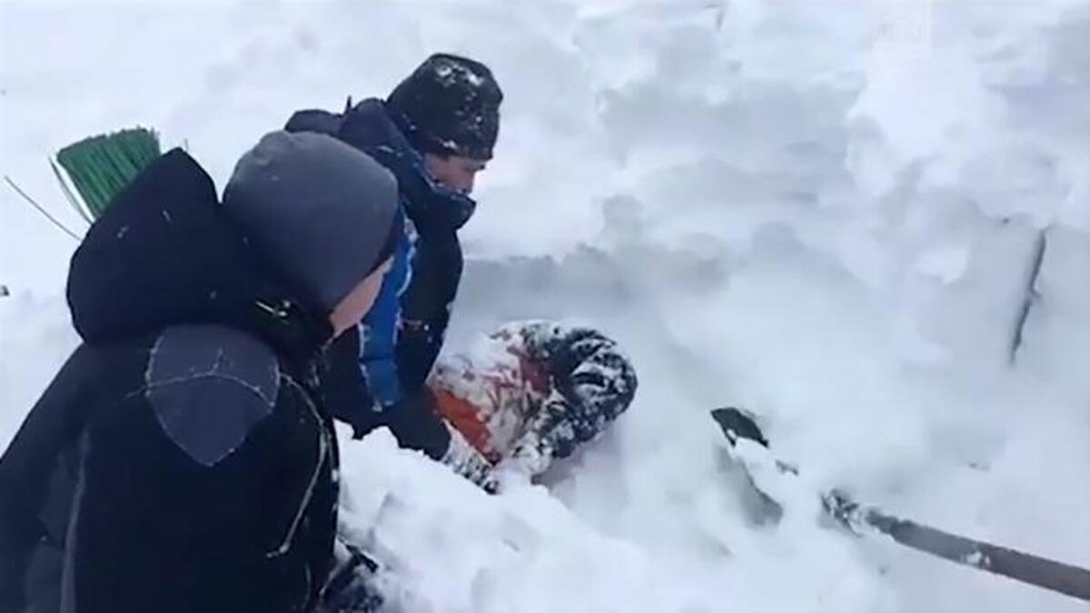 تصاویر نجات معجزه‌آسای نوزاد ۲۱ روزه گرفتار در برف و کولاک + ویدئو