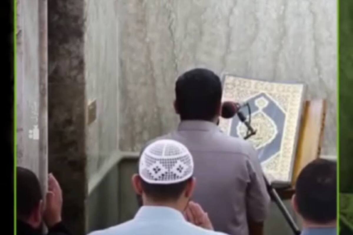 تصاویر لحظه بیهوش شدن یک امام جماعت از شدت گریه هنگام دعا برای مردم غزه + ویدئو