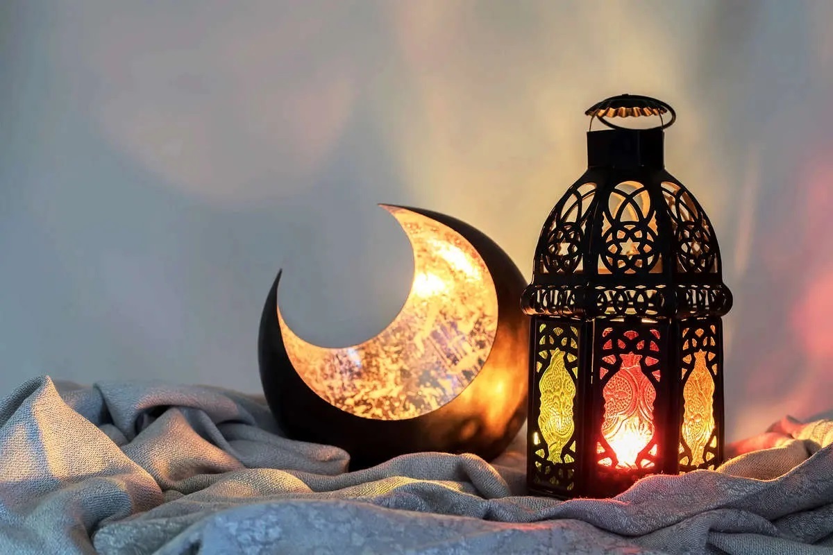تصویر هلال ماه شوال در ۲۹ رمضان ۱۴۴۵ در مشهد