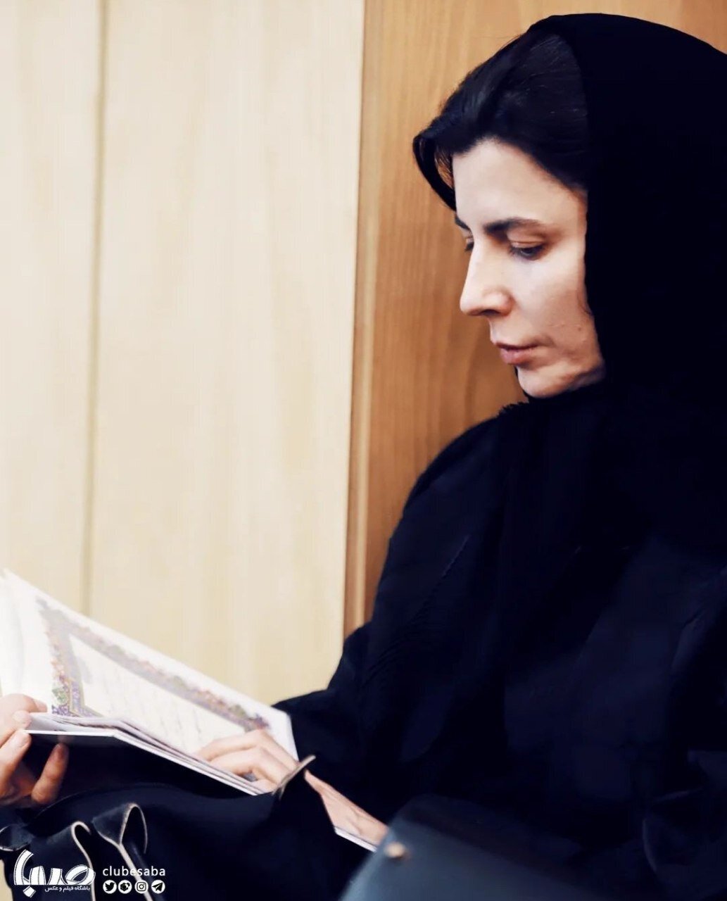 تصویر جدید قرآن خواندن لیلا حاتمی در مراسم ختم رضا داوودنژاد