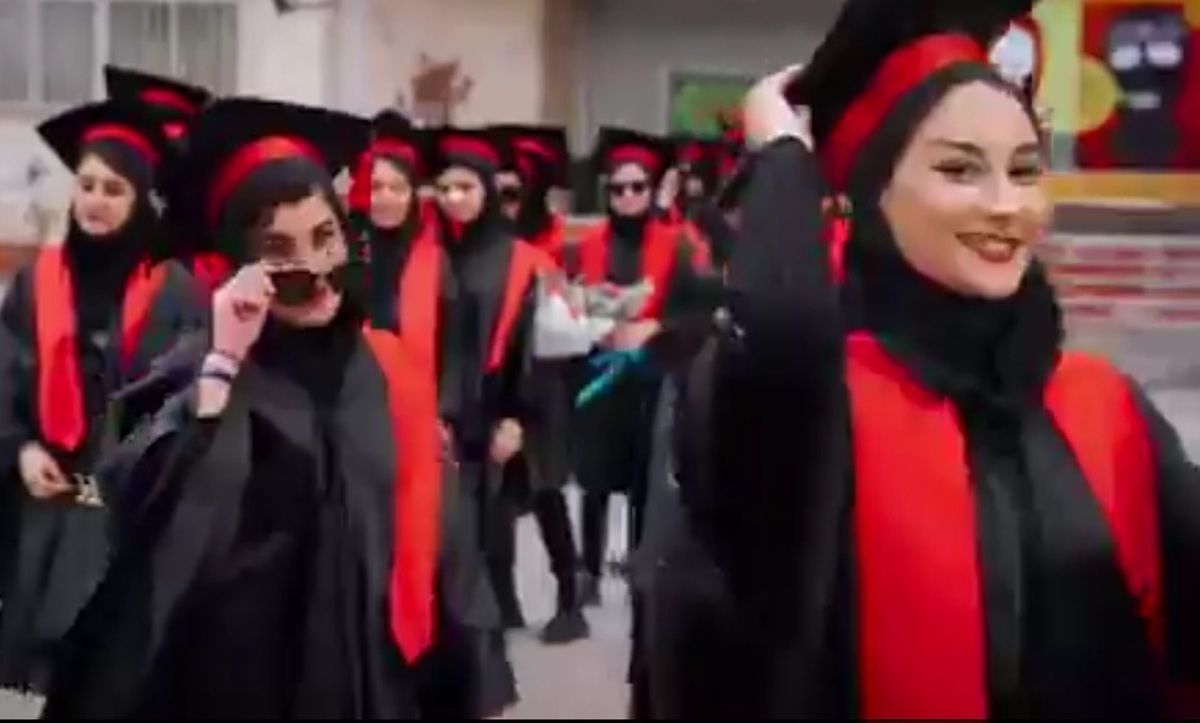 تصاویر جنجالی حرکات خاص دانشجویان دختر دانشگاه آزاد ارومیه در جشن فارغ التحصیلی | پسران دانشجو هم با کراوات آمدند!