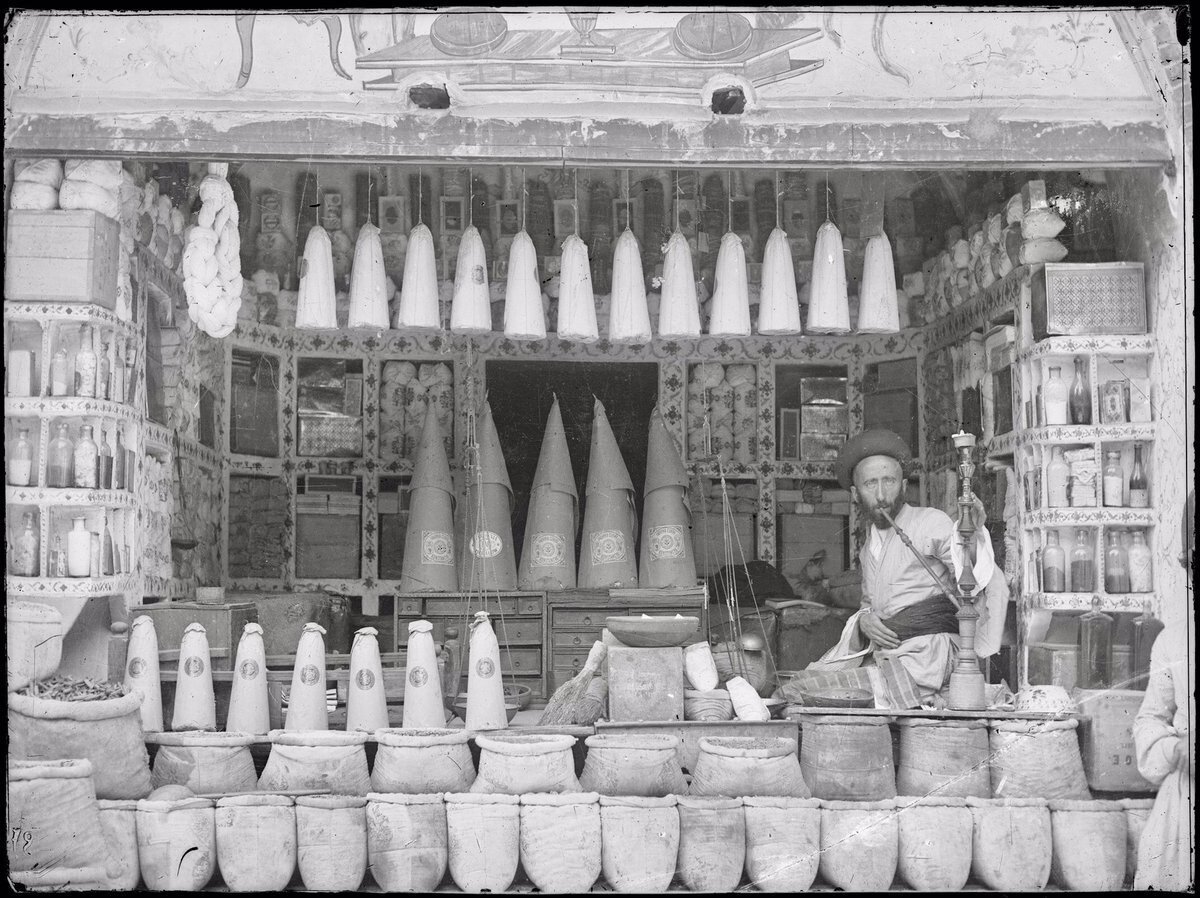 عکس رنگی شده از بازار رشت در دوره قاجار | فروشنده کله قندهای لهستانی را ببینید