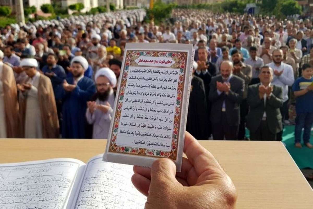 رفاقت تحسین‌برانگیز دو پاکبان هنگام خواندن نماز عید فطر در تهران | ویدئویی که پربازید شد