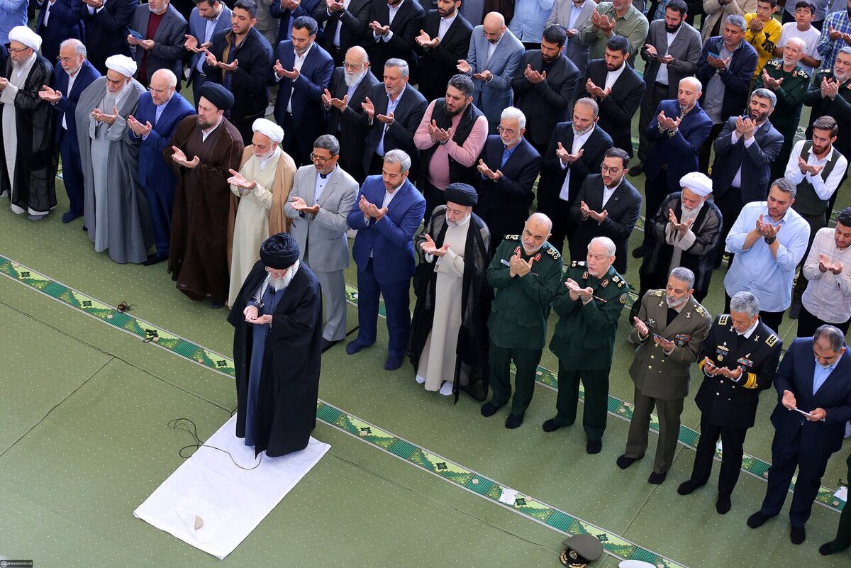 تصویر متفاوت رهبر انقلاب با تفنگ و ساعت در نماز عید فطر
