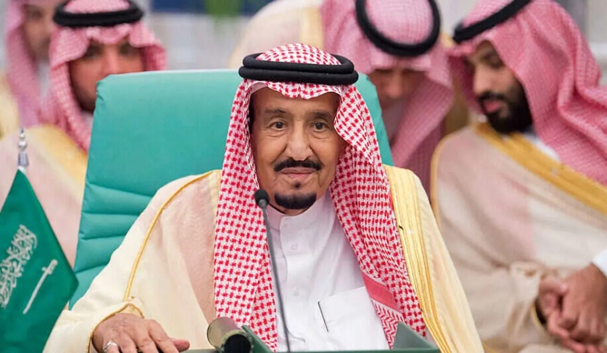 تصویر پادشاه عربستان که نماز عیدفطر را روی صندلی خواند