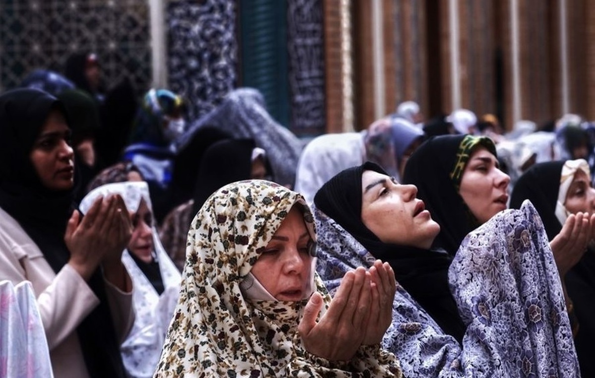 تصویر حضور یک زن با لاک قرمز در نماز عید فطر تهران