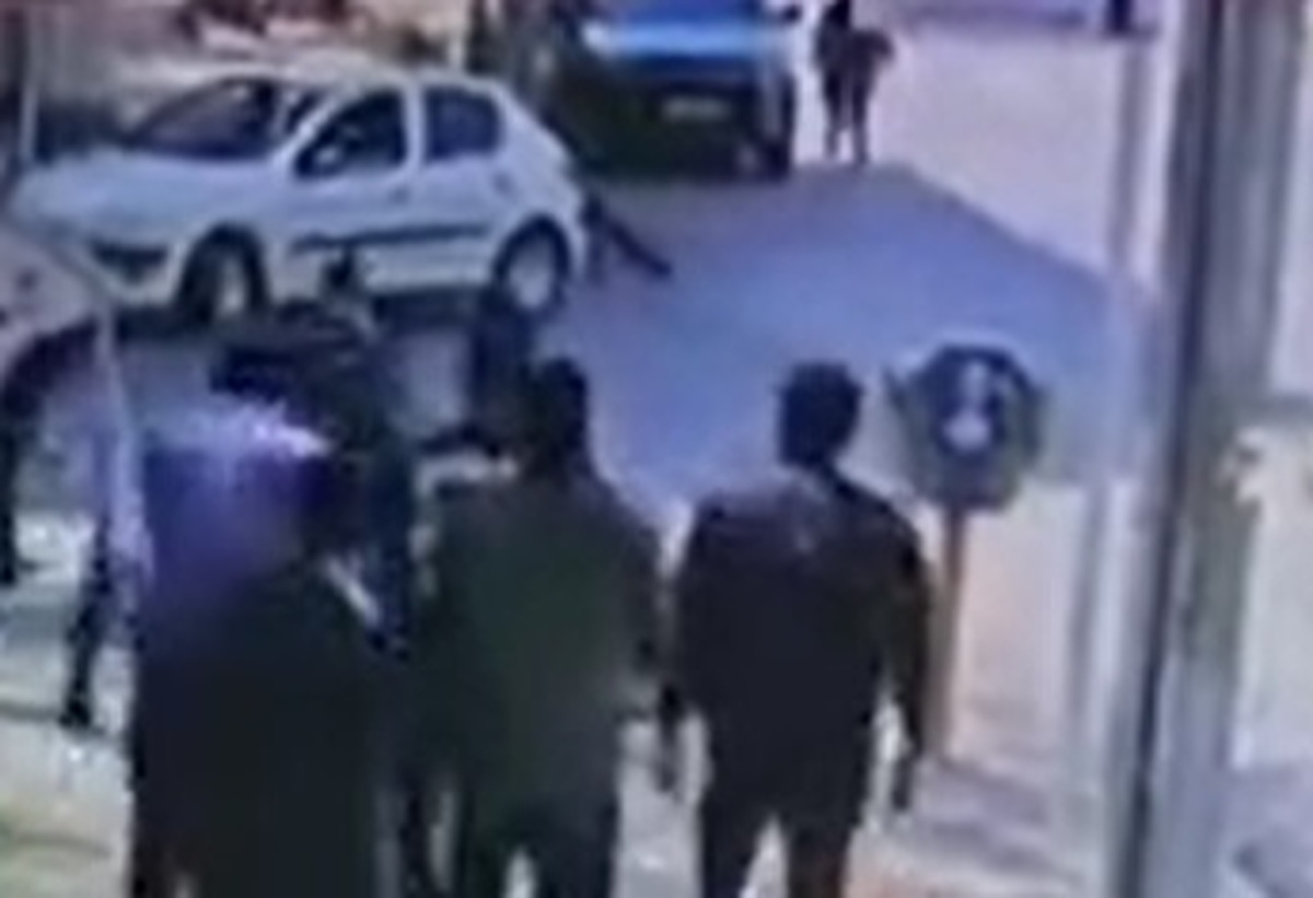 تصاویر حرکت سریع مردم در برابر دزد موبایل در تهران | همدستان سارق با چاقو به مردم حمله کردند + ویدئو