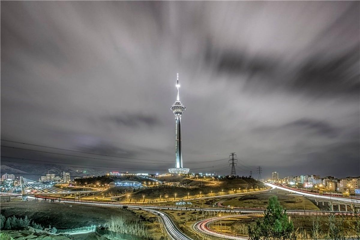 تصاویر تماشایی لحظه برخورد رعد و برق به برج میلاد در شب طوفانی پایتخت + ویدئو