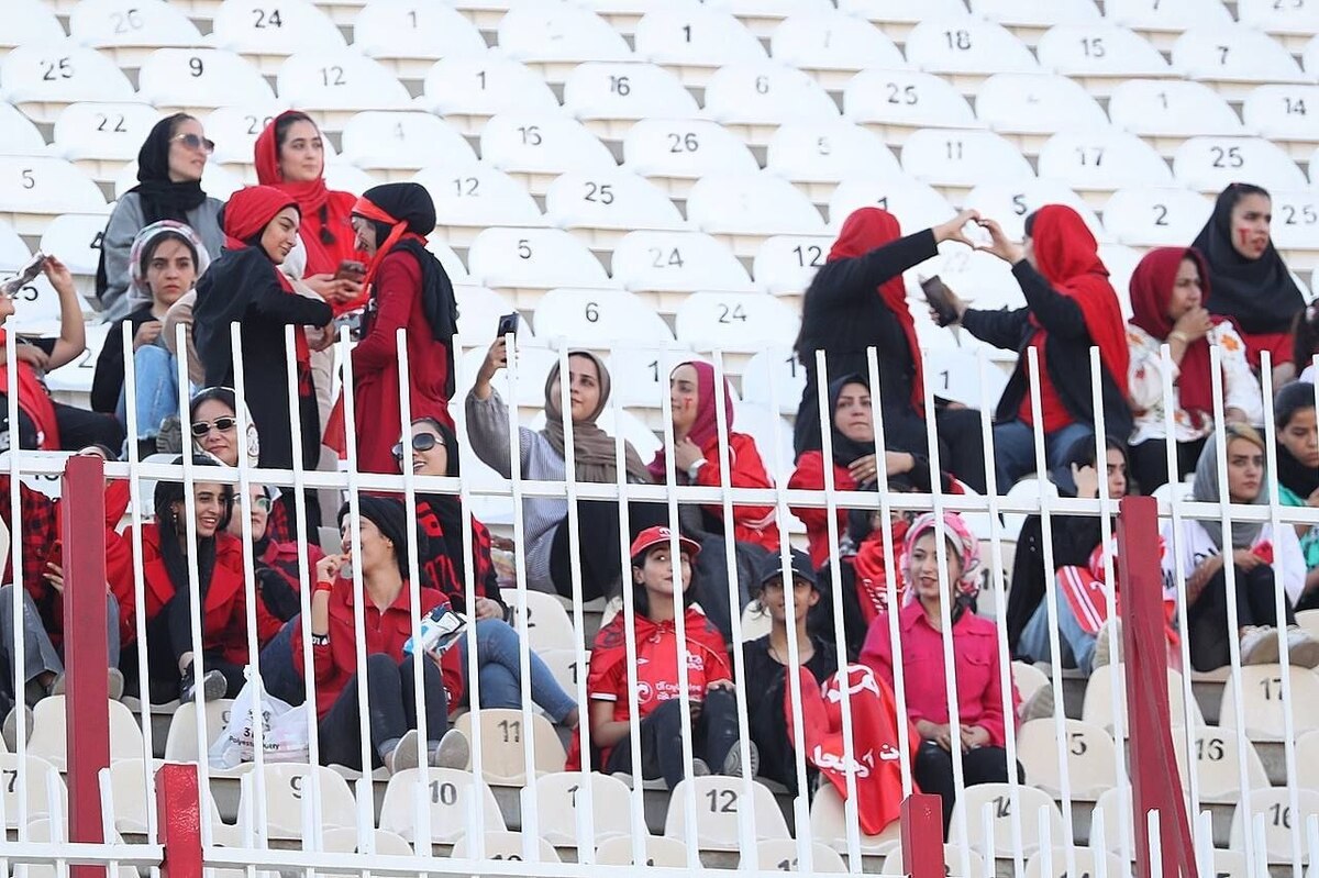 تصاویر نخستین حضور بانوان در استادیوم یادگار امام تبریز + ویدئو