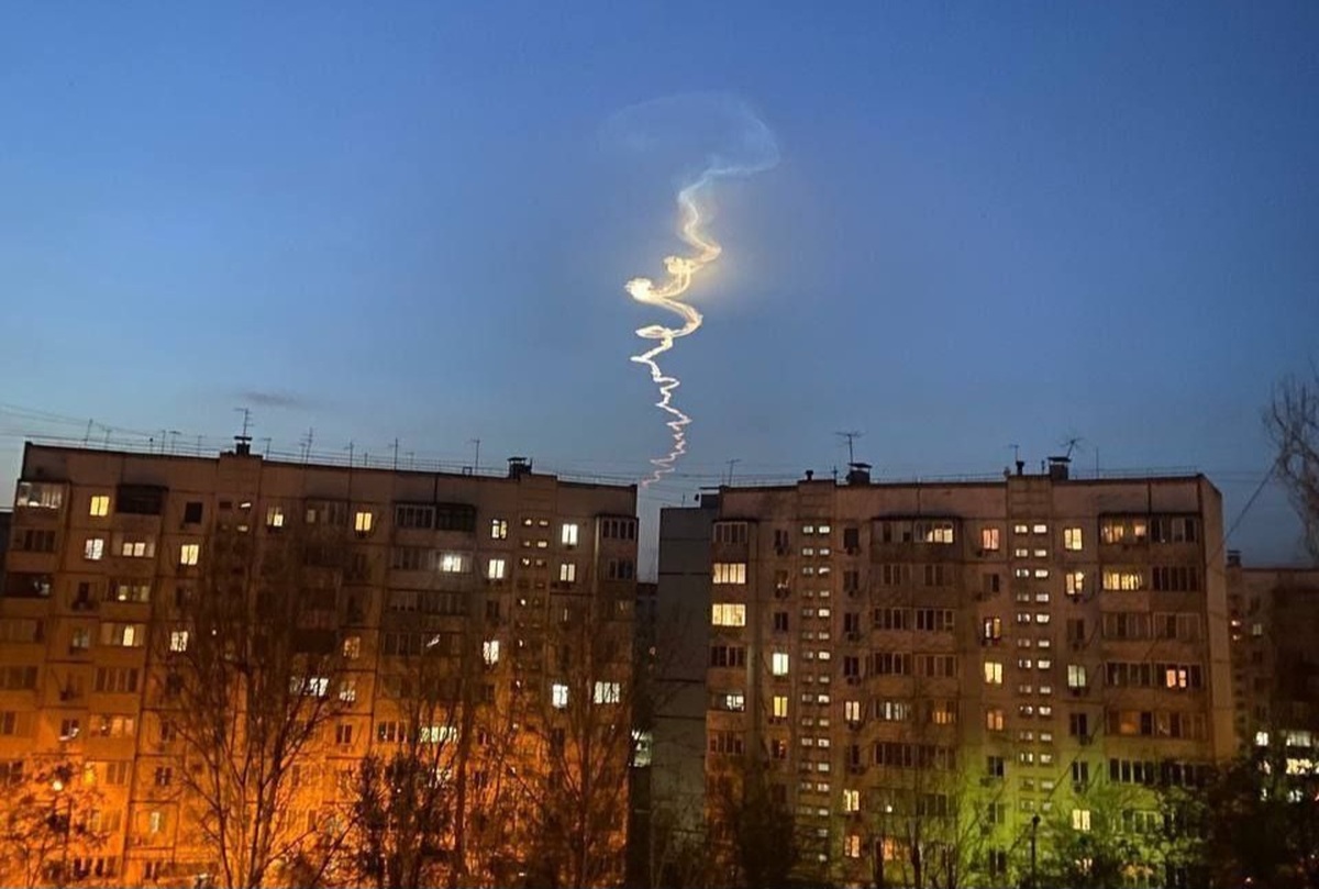 تصاویر شلیک موشک قاره پیما روسیه که در آسمان ایران دیده شد + ویدئو