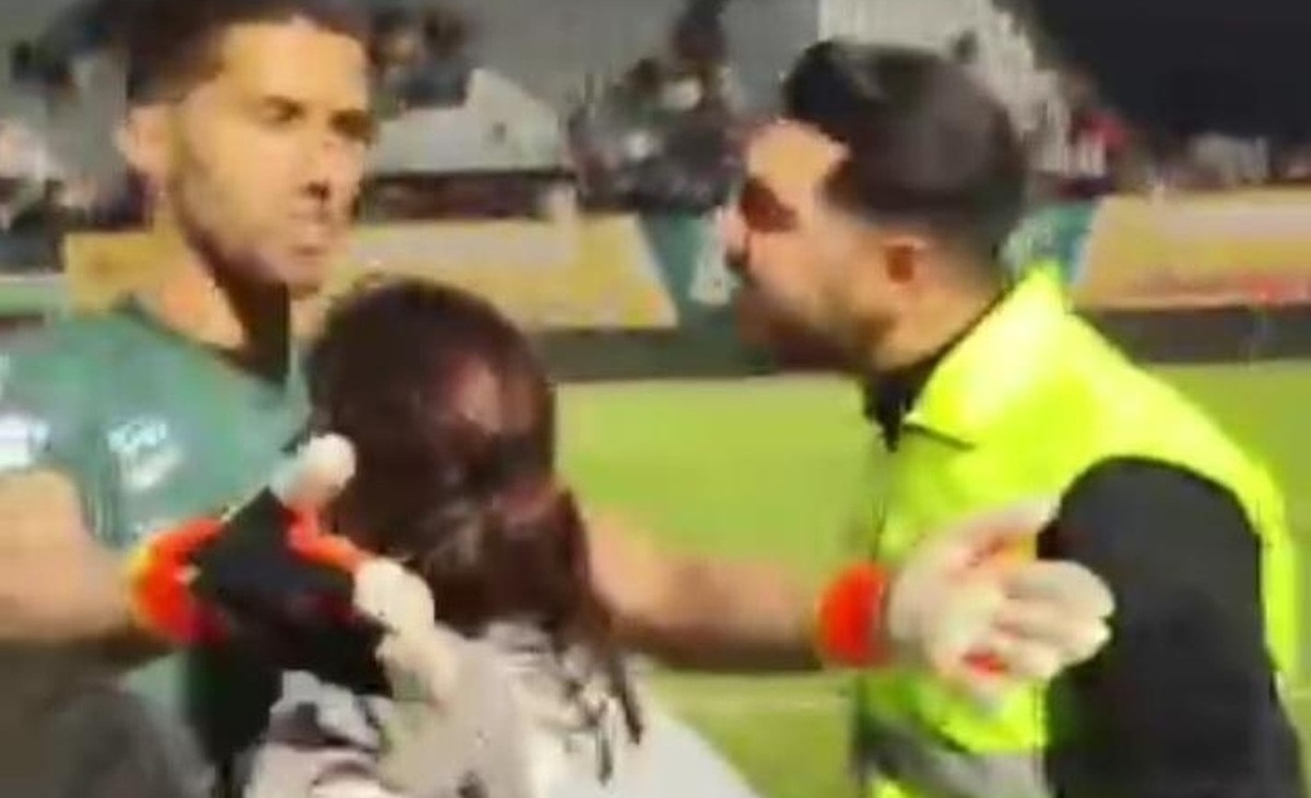 حمله بازیکن استقلال به پلیس به خاطر جیمی جامپ زن بی حجاب ؛ پلیس را تضعیف کردند | محرومیت‌های جدید برای زنان در استادیوم‌ها در راه است؟