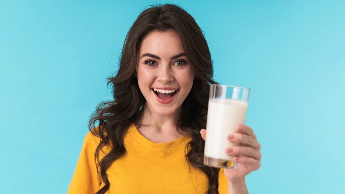 خوردن شیر در صبحانه باعث چاقی می شود یا لاغری ؟ | بهترین زمان نوشیدن شیر را بدانید ؛ مضرات خوردن شیر قبل از خواب