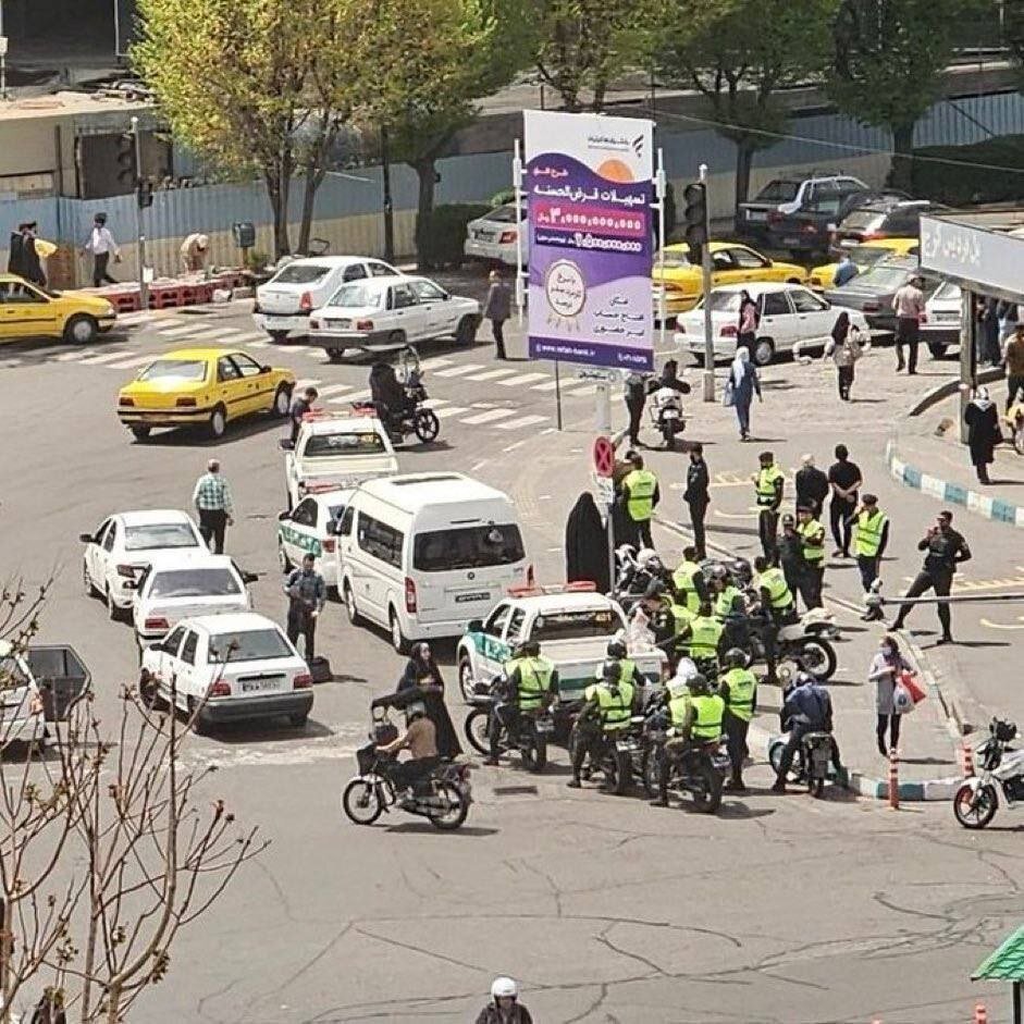 تصویر تعداد عجیب ماموران گشت ارشاد و پلیس در میدان ونک | خاص‌ترین عکس از فعال شدن دوباره گشت ارشاد با ون‌های سفید در تهران!