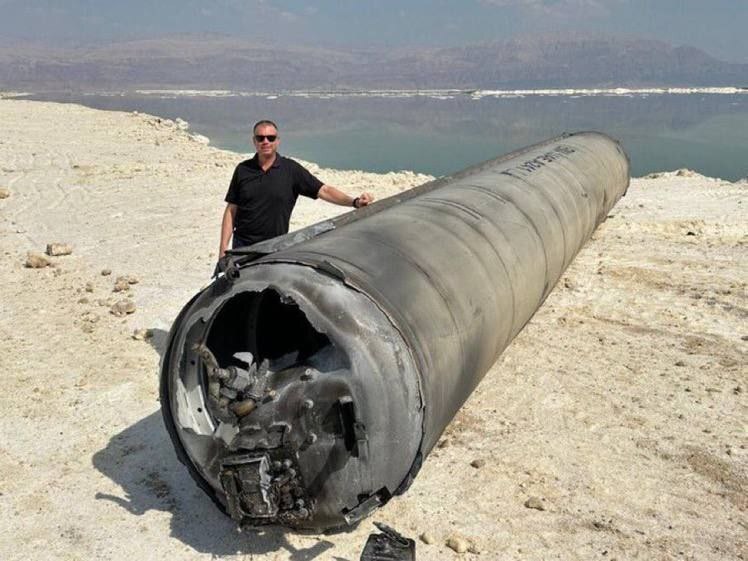 عکس یادگاری یک اسرائیلی با موشک ایرانی در کنار بحر المیت