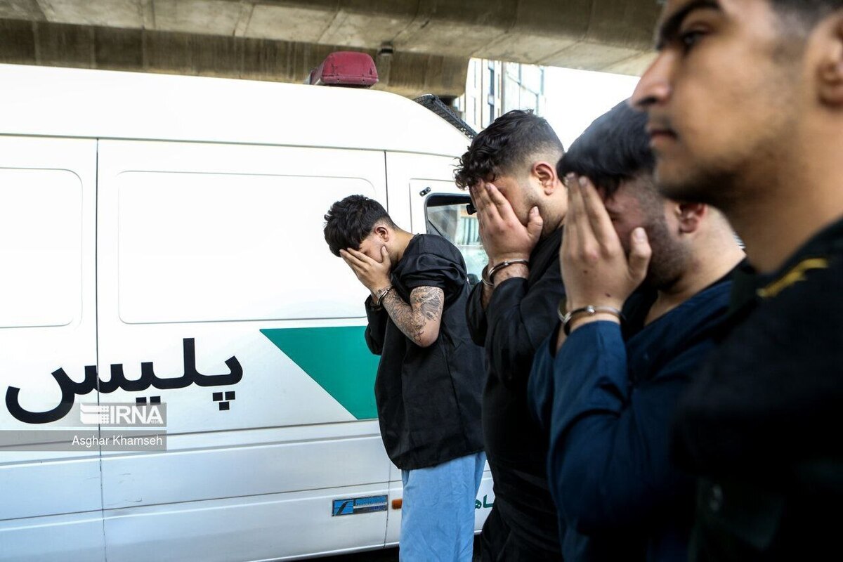 خالکوبی عجیب روی دست چپ زورگیر اتوبان صدر تهران + تصاویر | زورگیران اتوبان صدر را بعد از دستگیری ببینید