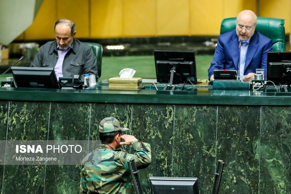 تصویر احترام نظامی به قالیباف در صحن علنی مجلس! ؛ این چهره نظامی کیست؟ | واکنش قالیباف را ببینید