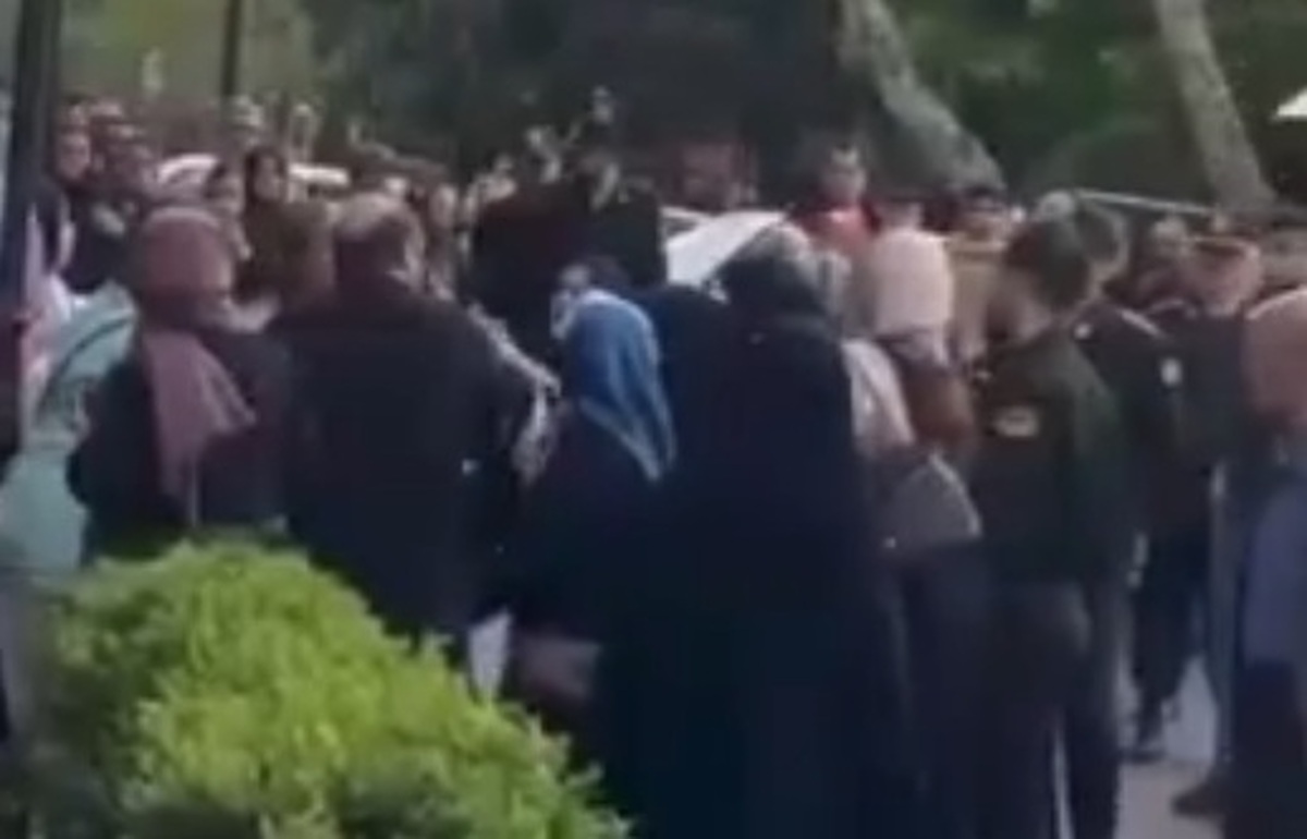 ویدئوی درگیری گشت ارشاد در رشت به خاطر بی‌حجابی زنان | صدای جیغ و فریاد یک زن را بشنوید؛ واکنش مردم را ببینید!