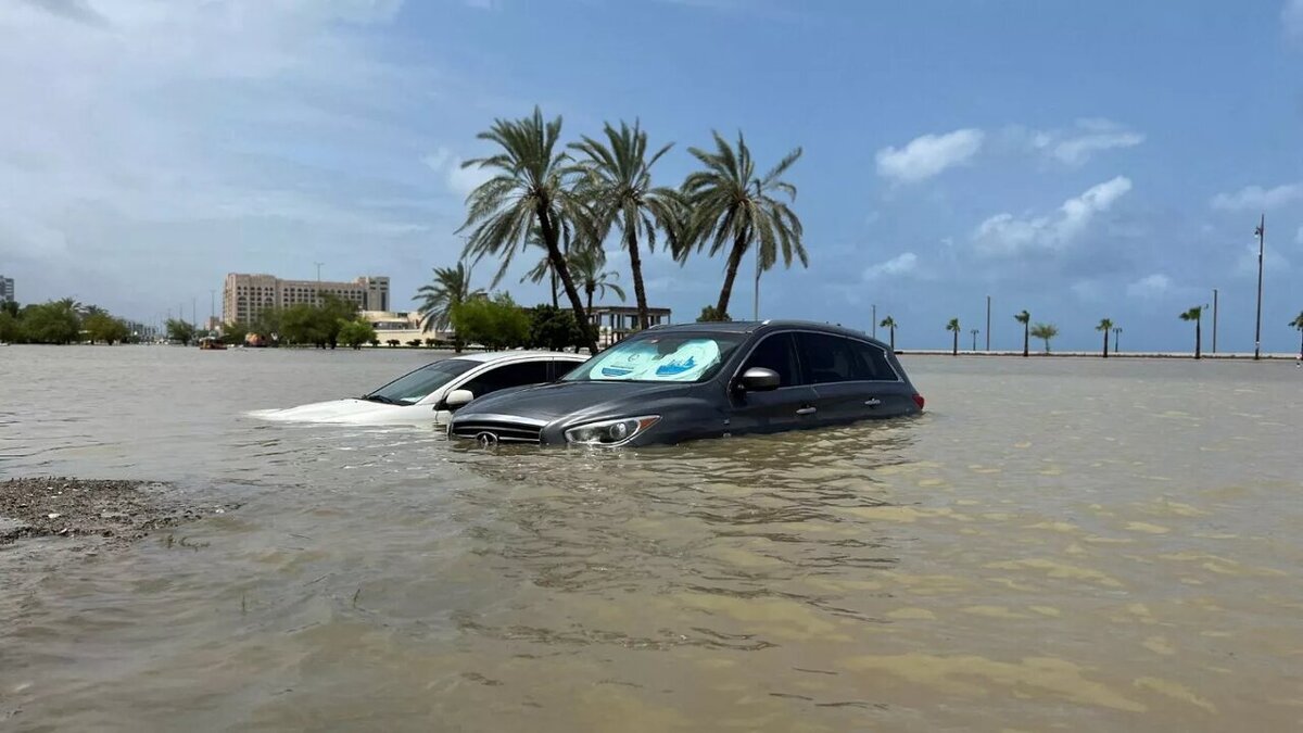 تصاویر عجیب وضعیت خودروهای لوکس در زیر باران بی‌سابقه دبی | دبی زیر باران غرق شد +ویدئو
