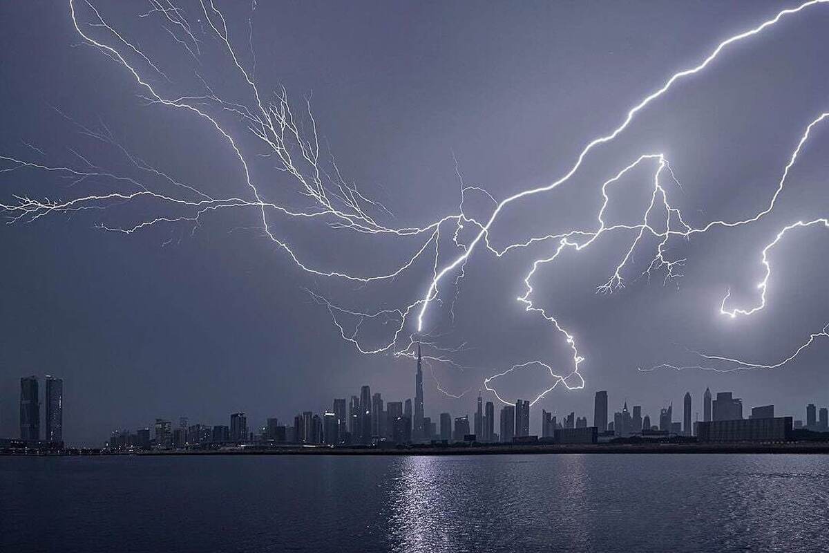 تصویری خارق العاده از رعد و برق در آسمان دبی | برخورد صاعقه با برج‌های آسمانخراش را ببینید
