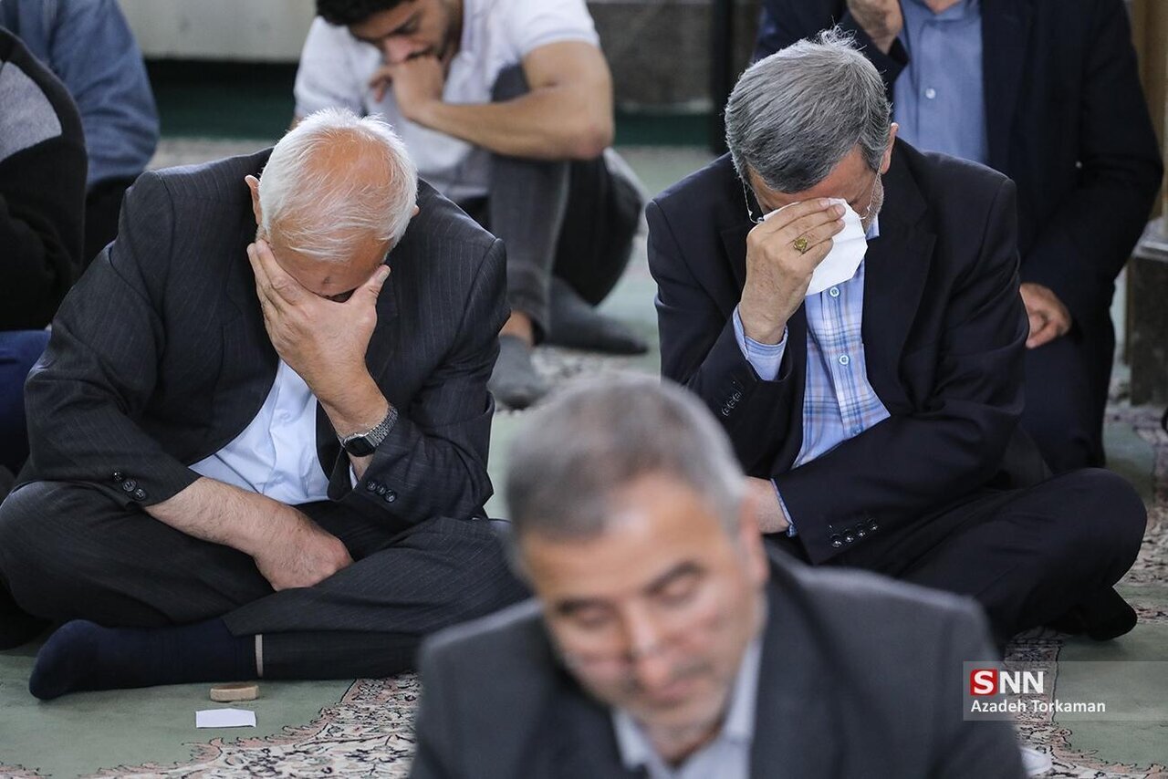 تصاویر تغییر چهره احمدی نژاد بعد از عمل زیبایی پلک | گریه‌های احمدی نژاد در یک مراسم را ببینید