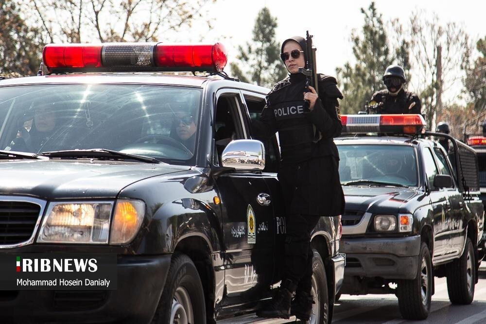 تصویر پوشش و ظاهر متفاوت زنان یگان ویژه نیروی مسلح ؛ بدون چادر با عینک آفتابی و مسلسل!