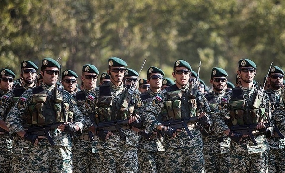 تصویر تتوی خاص روی گردن یک سرباز در حاشیه مراسم امروز رژه ارتش