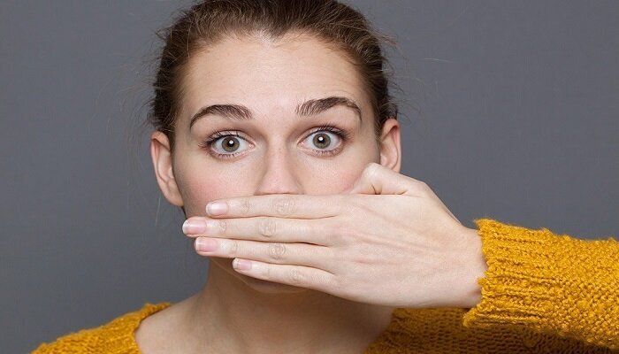 رفع بوی بد دهان در صبح با این راهکارهای ساده | مشکل بوی بد دهان بعد از بیدار شدن از خواب را به راحتی حل کنید