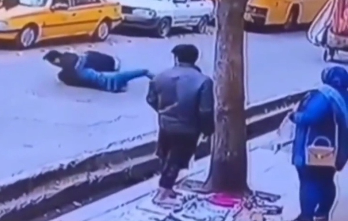 تصاویر حمله وحشتناک به یک زن در بازار ساری | پرتاب کردن زن روی خیابانی | واکنش فرمانده انتظامی ساری + ویدئو