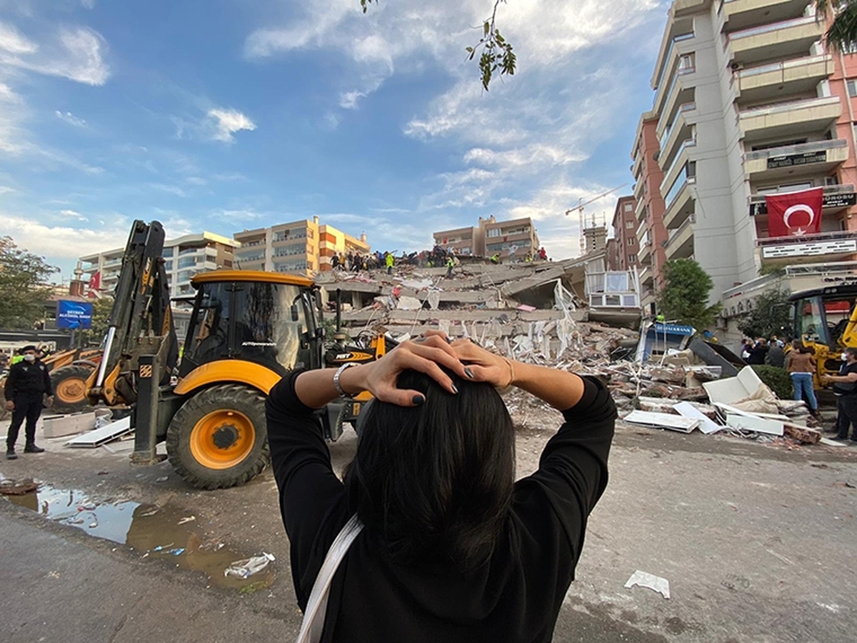تصاویر لحظه وقوع زلزله ۵.۶ ریشتری در ترکیه + ویدئو | تکان‌های شدید لوستر یک خانه در توکات ترکیه را ببینید