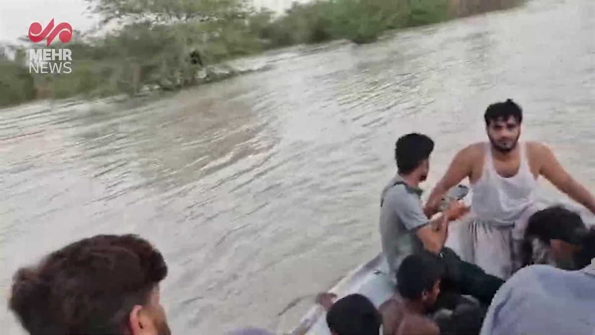 تصاویر لحظات نفس‌گیر نجات ۷ نفر از اهالی روستای تلمیشان گرفتار در آب + ویدئو