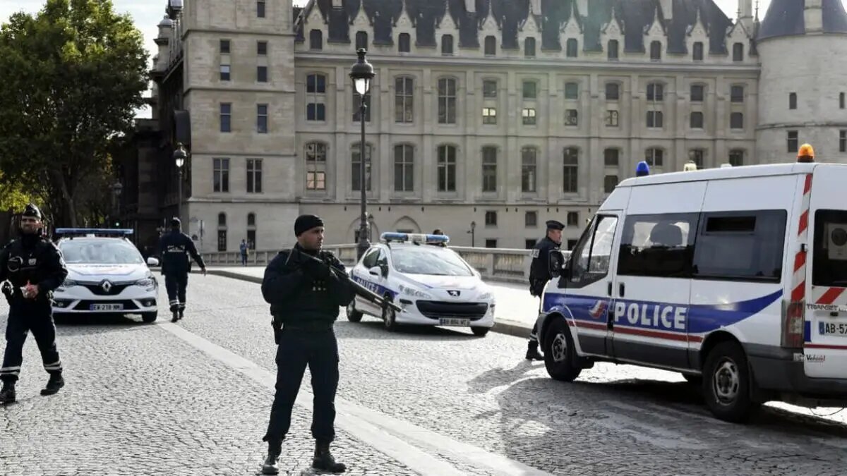 حمله امنیتی به سفارت ایران در پاریس + ویدئو | هویت عامل حمله به سفارت ایران در فرانسه | مهاجم: کمربند انفجاری داشتم