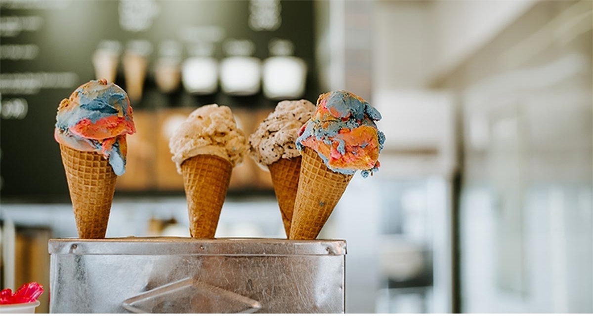 تصاویر صف طولانی برای گرفتن بستنی قیفی صلواتی در سفر رئیسی به سمنان + عکس