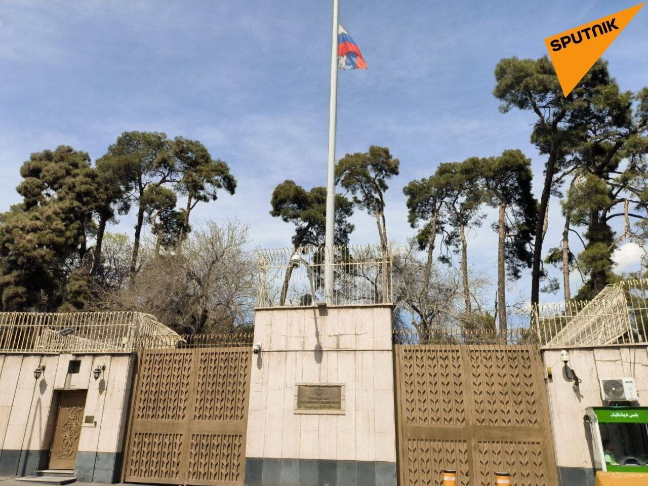 تصویر نیمه افراشته شدن پرچم سفارت روسیه در ایران به یاد قربانیان حمله تروریستی