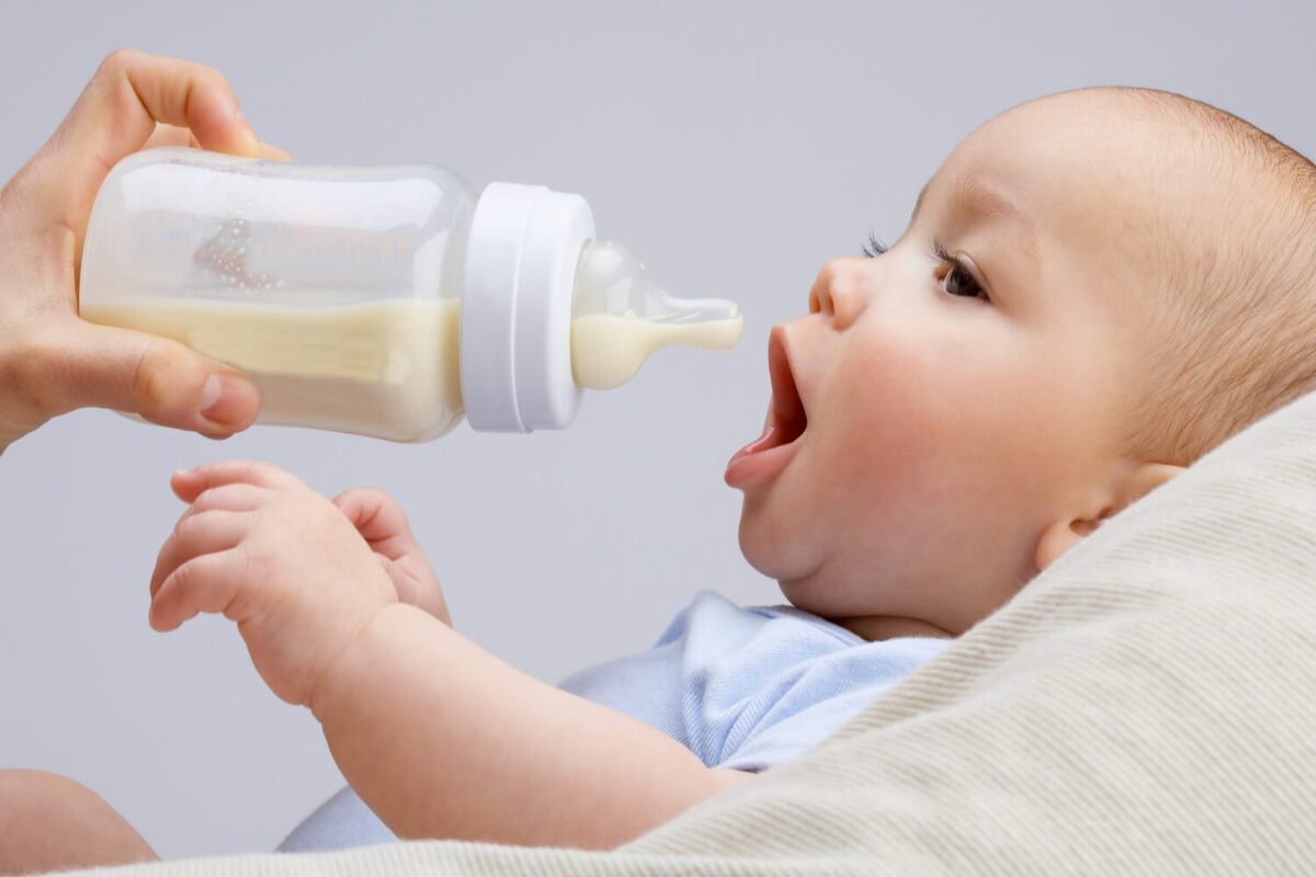 شیردهی به نوزاد؛ شیر مادر یا شیر خشک؟| آیا شیر خشک می‌تواند جایگزینی مناسب برای شیر مادر باشد؟