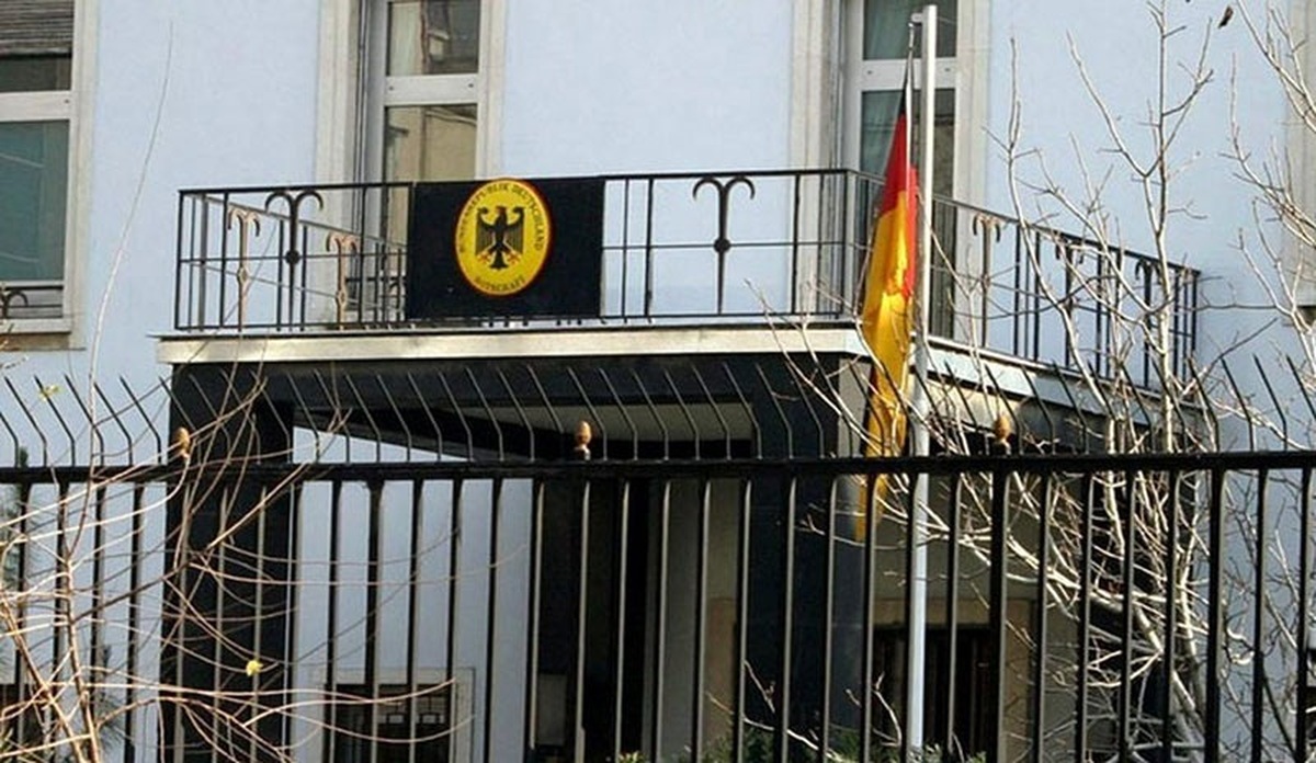 تصویر شعارنویسی و مخدوش کردن درهای سفارت آلمان در تهران