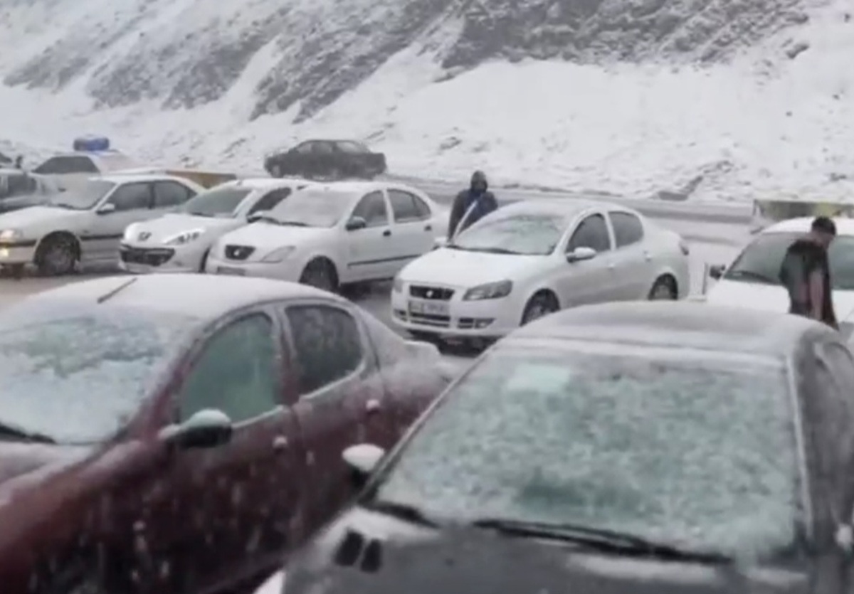 تصاویر بارش برف در جاده چالوس ؛ مسافران غافلگیر شدند | وضعیت خودروی مسافران را ببینید ؛ ترافیک شدید شد + ویدئو