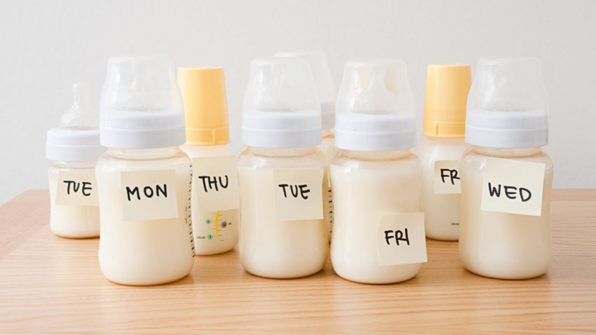 ذخیره شیر مادر؛ از فریزر تا دمای اتاق | تا چه مدت می‌توانید شیر را در یخچال نگه دارید؟