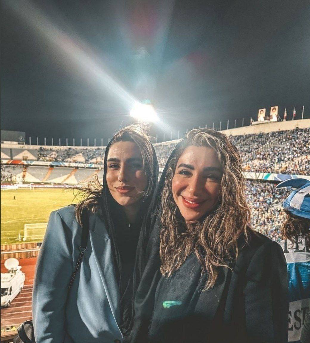 تصاویر همسر دو بازیکن استقلال با حجاب متفاوت در استادیوم آزادی