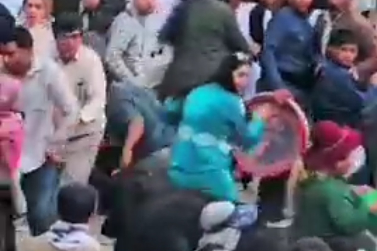 ویدئوی هولناک حمله گاو‌ به مردم در مراسم دف نوازی روستای پالنگان استان کردستان | غافلگیری و وحشت مردم در برابر گاو وحشی را ببینید