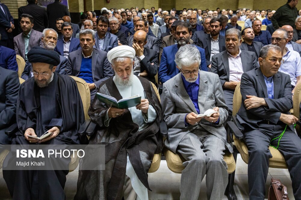 کاظم صدیقی در ختم معاون احمدی نژاد کنار کدام چهره‌ها نشست؟ | کامران دانشجو آفتابی شد ؛ علی لاریجانی هم آمد
