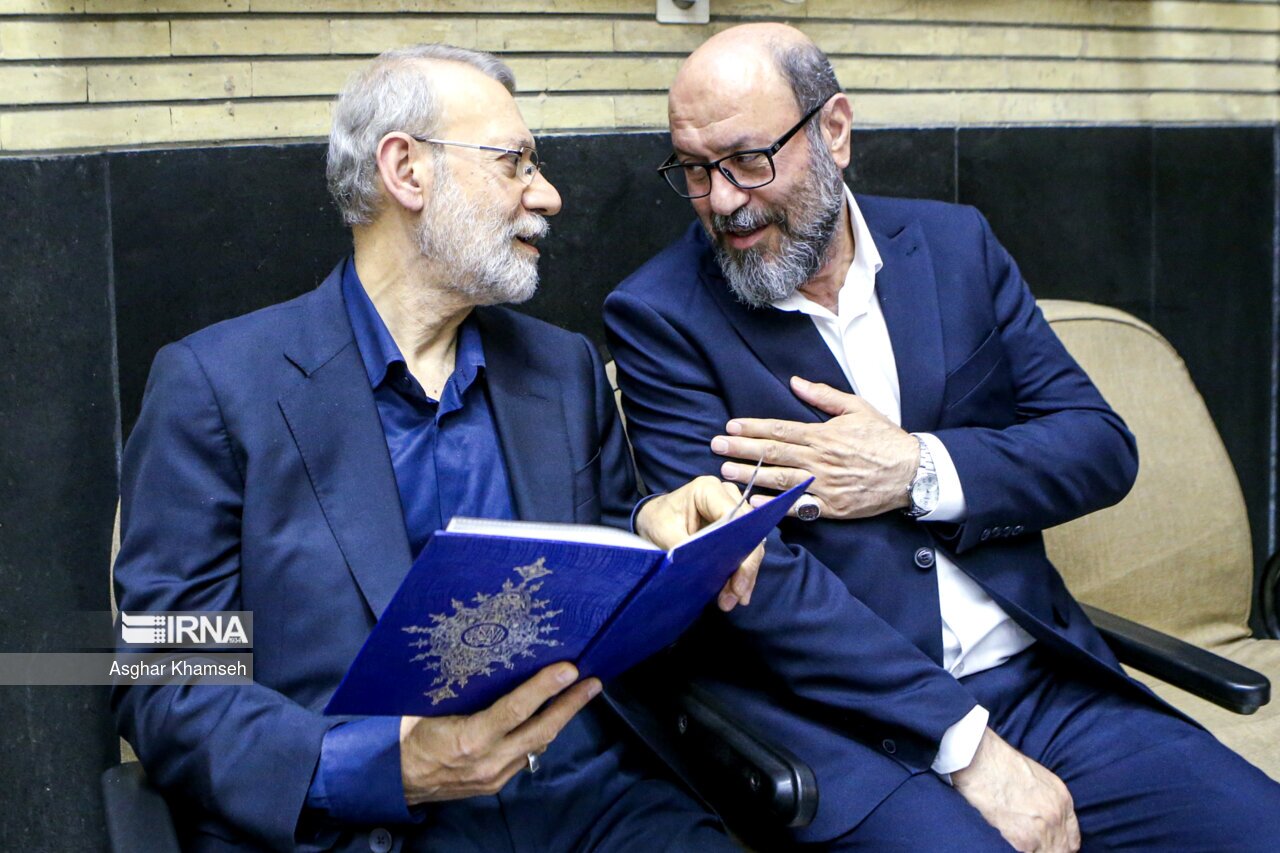 کاظم صدیقی در ختم معاون احمدی نژاد کنار کدام چهره‌ها نشست؟ | کامران دانشجو آفتابی شد ؛ علی لاریجانی هم آمد