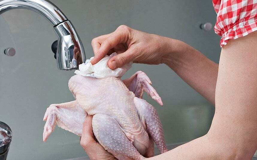 بهترین روش شستشوی مرغ ؛ مرغ را چه موقع بشوییم ؟ | اشتباهی که خیلی‌ها هنگام شستن مرغ انجام می‌دهند