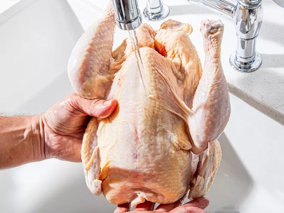 بهترین روش شستشوی مرغ ؛ مرغ را چه موقع بشوییم ؟ | روش درست پخت مرغ ؛ از مزه دار کردن تا ترفند سفت و تیره نشدن مرغ