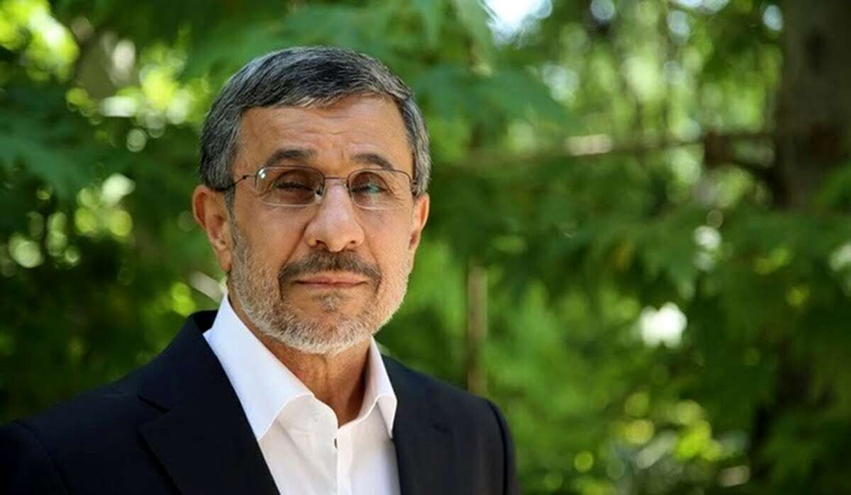 تصویر نگاه بالا به پایین محمود احمدی‌نژاد به احمد جنتی در یک مراسم خاص